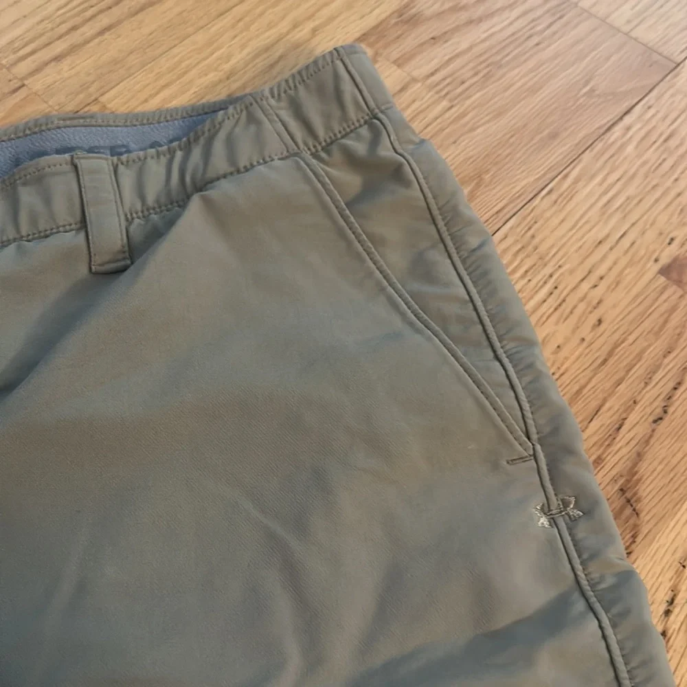 Men’s Under Armour khaki shorts